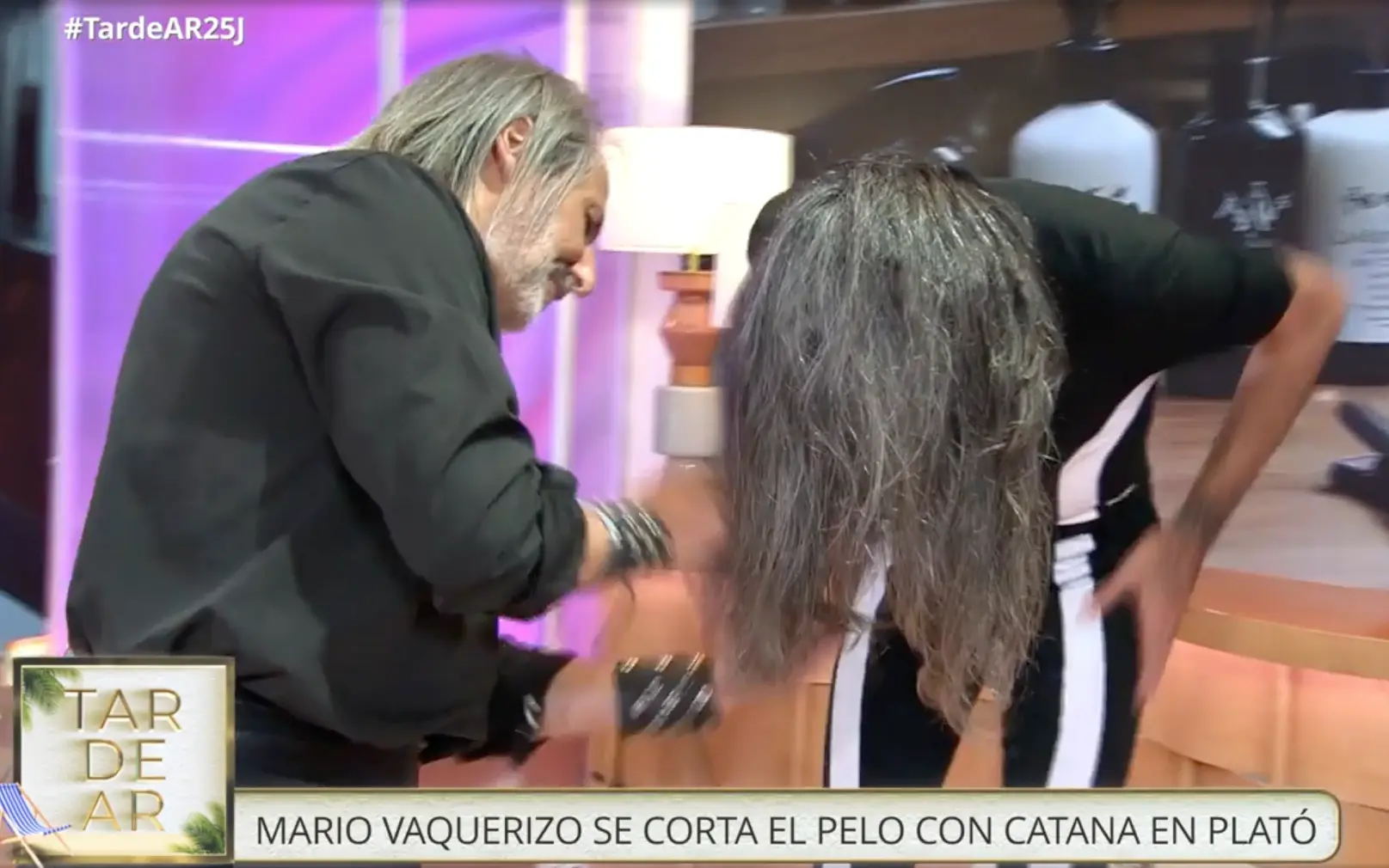 Mario Vaquerizo pelo - Mario Vaquerizo peluquero de la catana - Mario Vaquerizo corte de pelo en directo - El peluquero de la catana le corta el pelo en directo a Mario Vaquerizo -