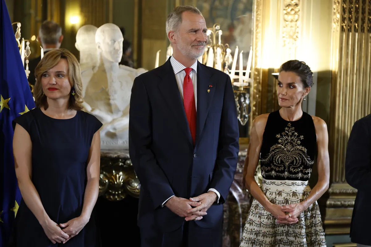 Felipe y Letizia con la ministra Pilar Alegría.