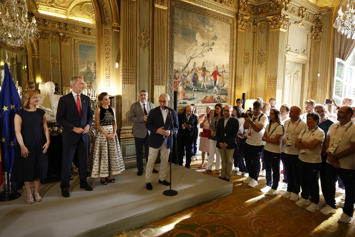 Felipe y Letizia, en la embajada de España en París.