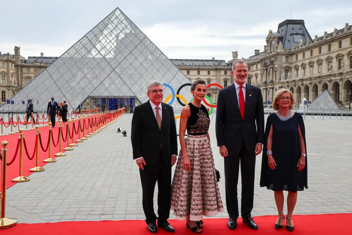 Felipe y Letizia posan ante el Louvre con el Presidente del Comité Olímpico Intrenacional, Thomas Bach, y su mujer, Claudia.