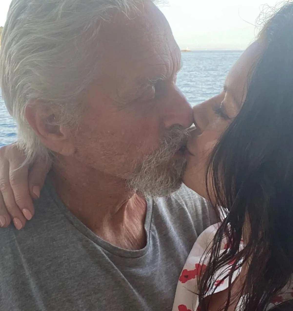 CATHERINE ZETA JONES Y MICHAEL DOUGLAS amor beso