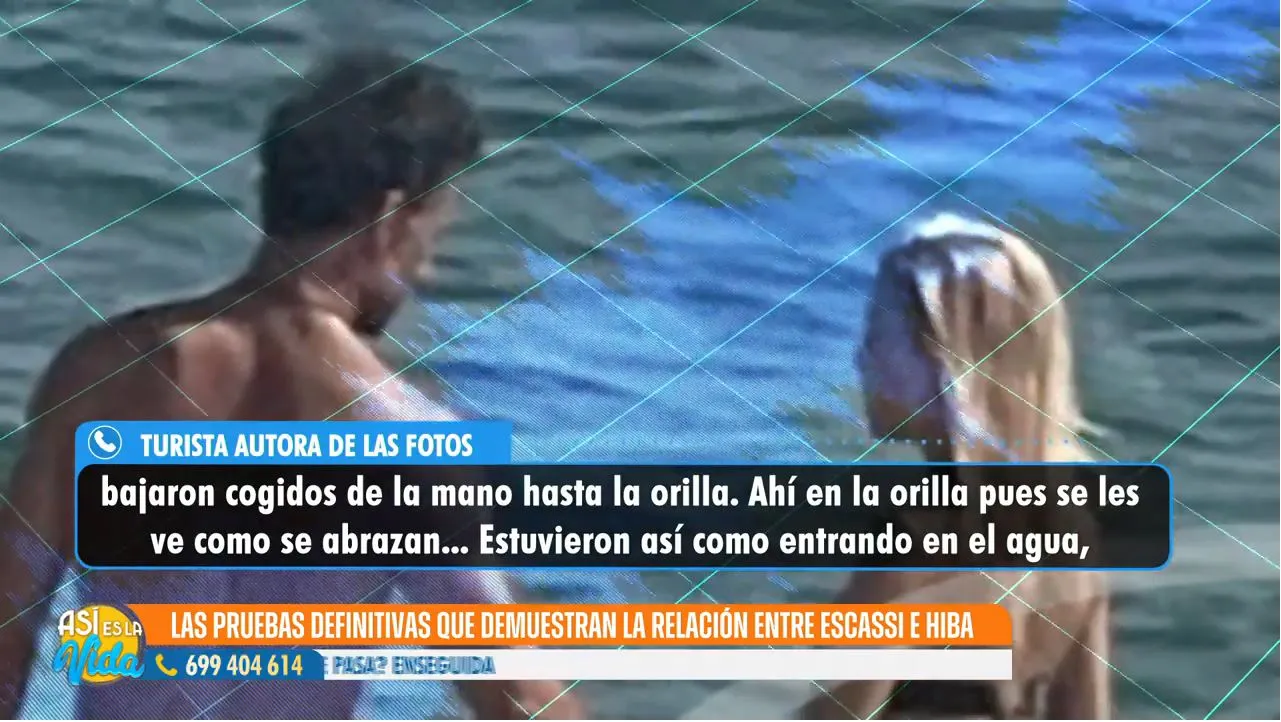 Álvaro Muñoz Escassi e HIba Abouk en la orilla del mar.