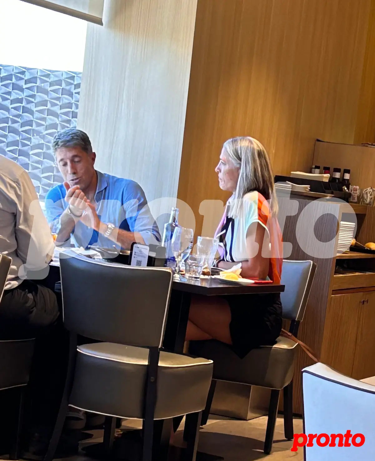 Entre risas, la pareja disfrutó de una amena comida resguardándose del calor.