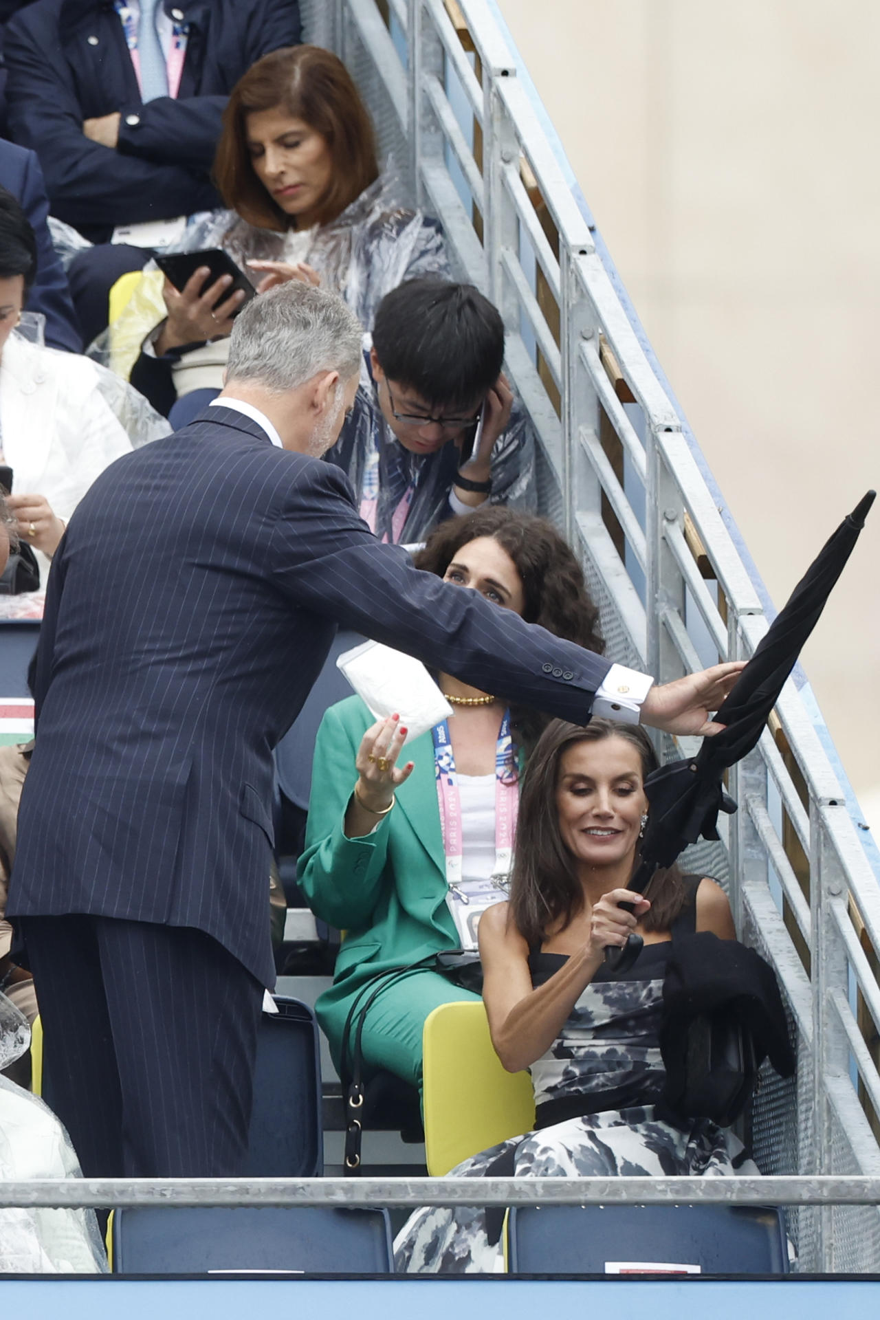 Los reyes en la tribuna de autoridades listos para asistir a la ceremonia de inauguración de los Juegos Olímpicos de París 2024. EFE