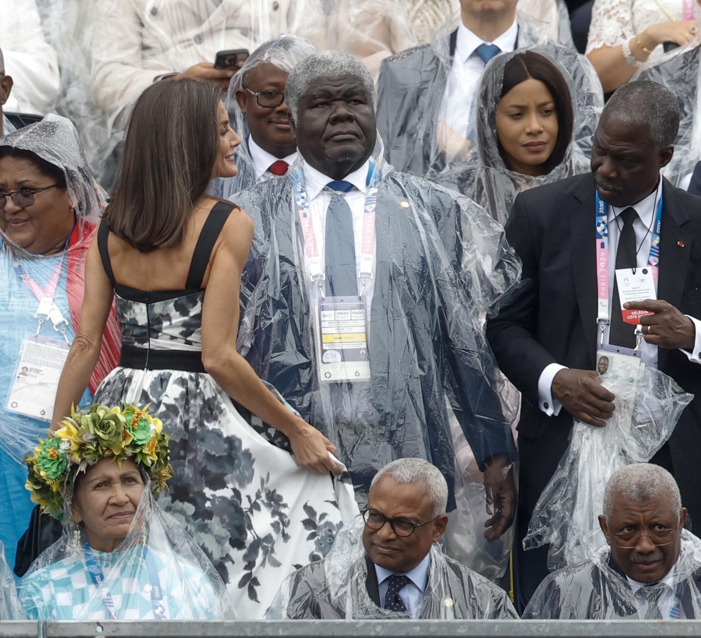 La reina Letizia ocupando su asiento en la tribuna de autoridades en la Plaza del Trocadero, París. EFE