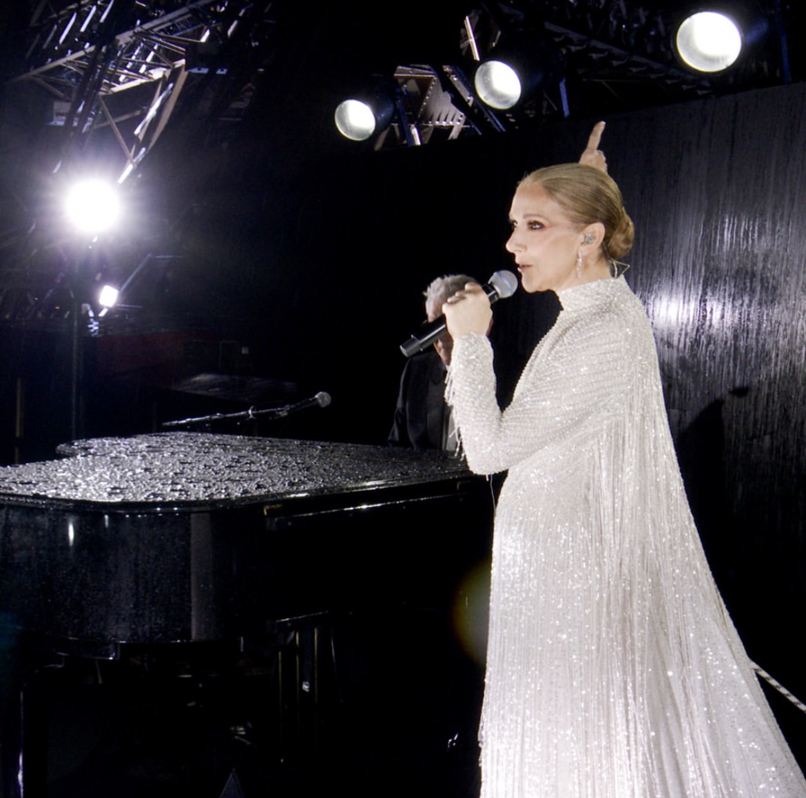 Céline Dion volvió a brillar en la capital francesa.