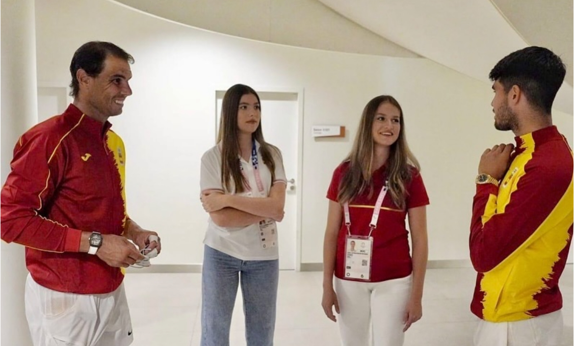 La princesa Leonor y la Infanta Sofía durante su encuentro con Rafa Nadal y Carlos Alcaraz tras su victoria.