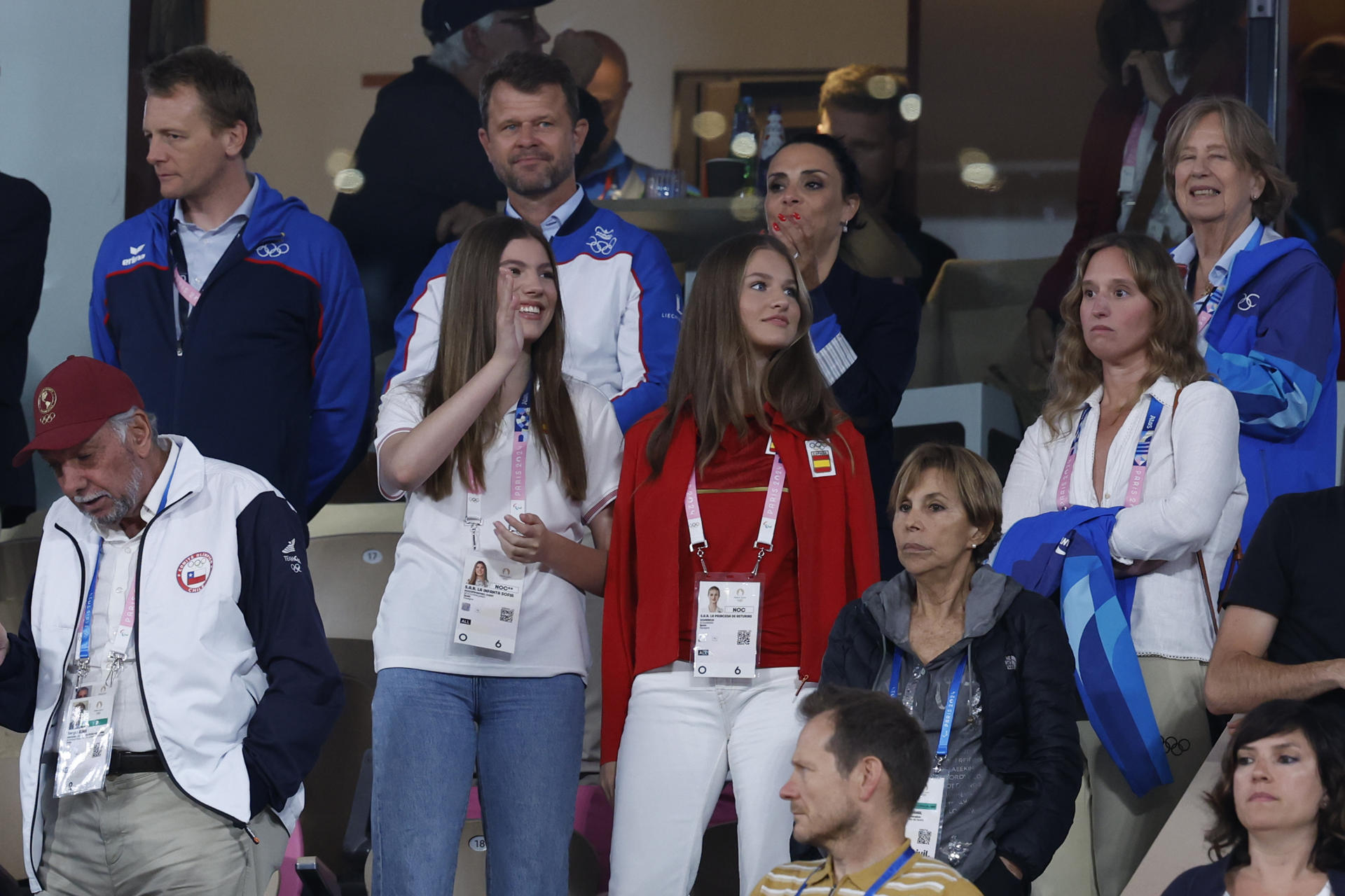 La princesa Leonor y la infanta Sofía tras la victoria española en el partido de dobles.