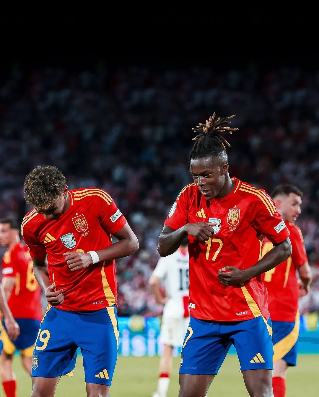 Nico Williams y Lamine Yamal bailando para celebrar un gol.