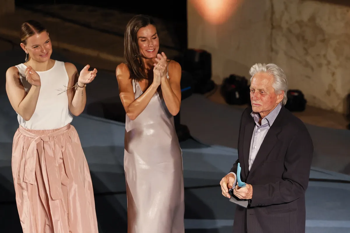 La reina Letizia aplaude a Michael Douglas en el Atlàntida Film Fest.