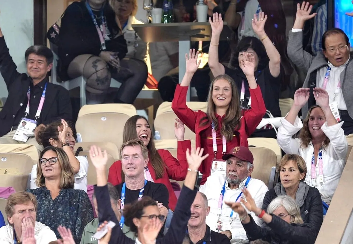 La princesa Leonor haciendo la ola durante el partido de dobles de tenis masculino.