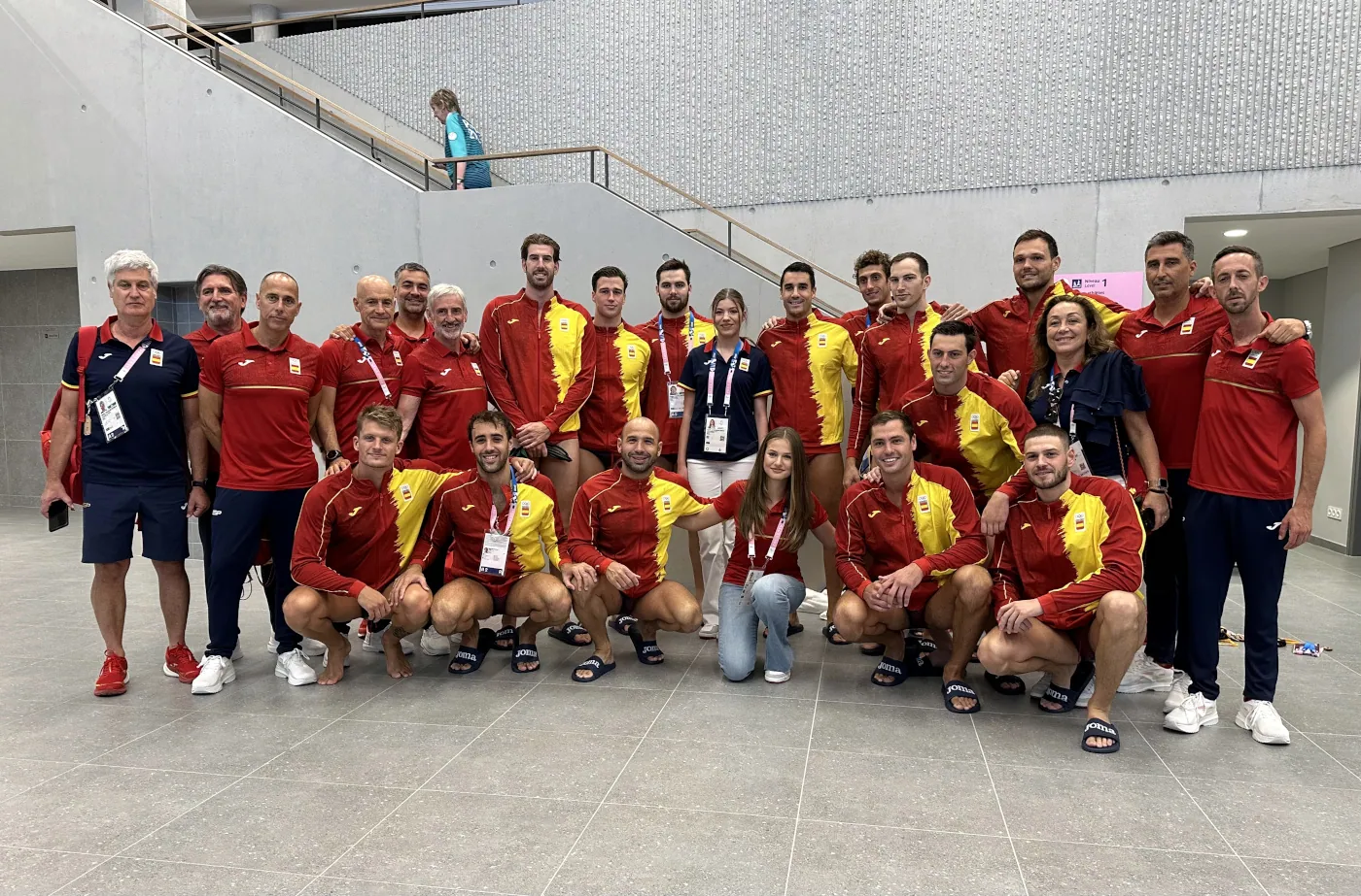 Leonor y Sofía con el equipo español de waterpolo.