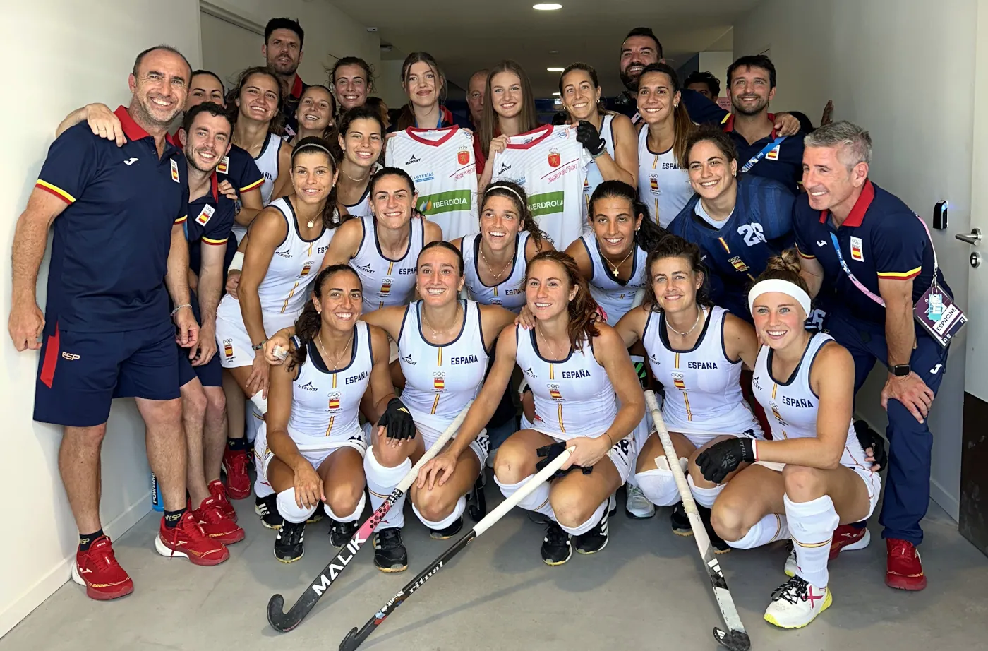 Imagen de las hijas de Felipe VI con las jugadoras del equipo español de hockey hierba.