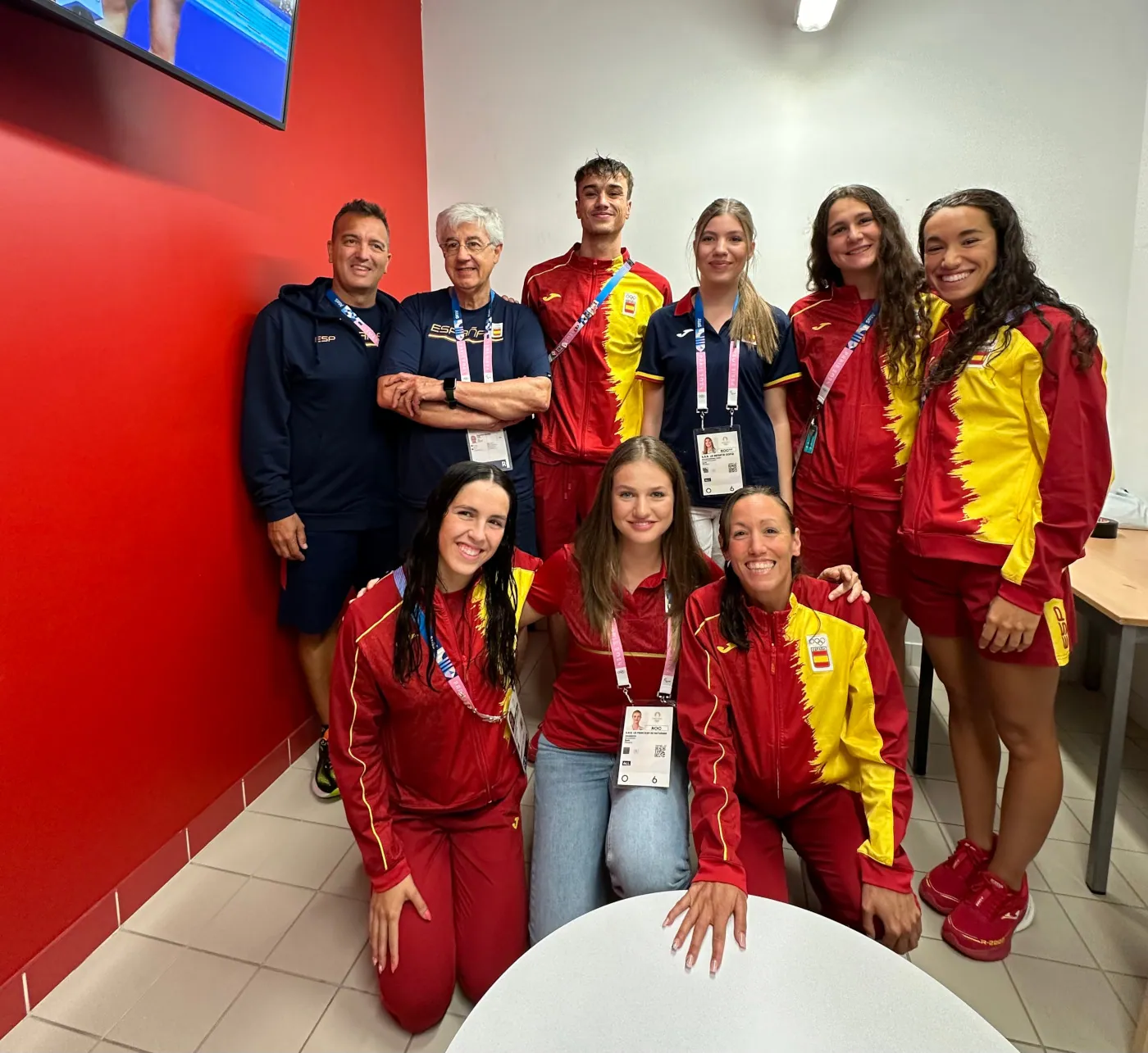 La heredera y su hermana con el equipo de natación.