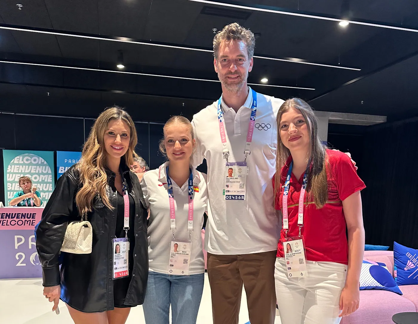 La Princesa de Asturias y la infanta Sofía acompañadas por Pau Gasol y su esposa Catherine Mcdonnell tras el partido de Carolina Marín en La Chapelle Arena.