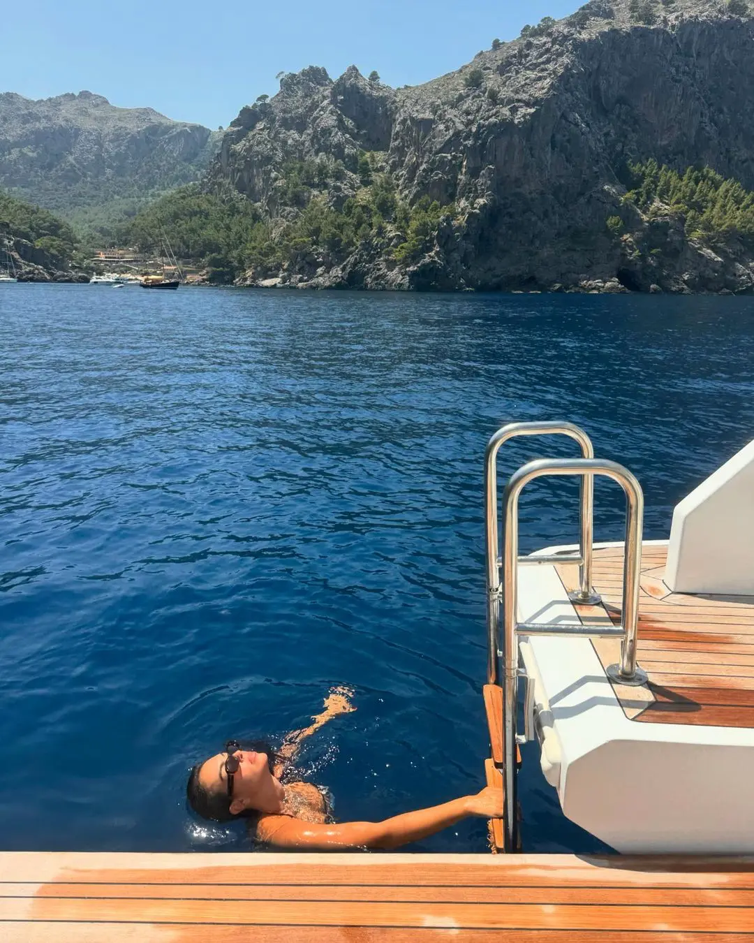 Georgina a punto de salir al agua y tomar el sol en el yate.