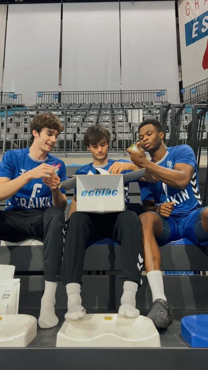 Pablo Urdangarin junto a dos compañeros del equipo.