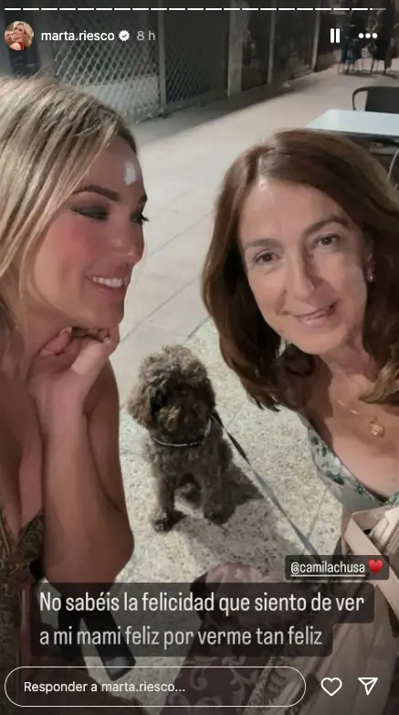 Marta Riesco con su madre en Madrid.