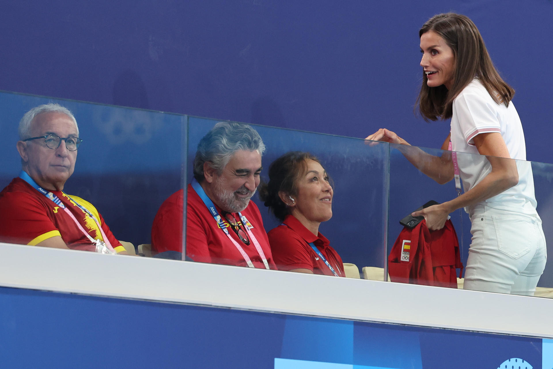 La Reina Letizia se mostró como una más en la grada del estadio.