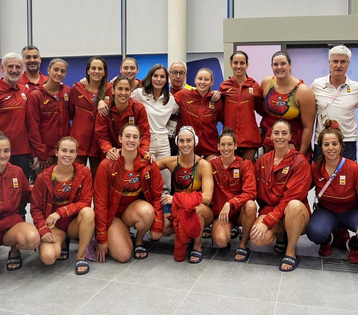 La Reina Letizia felicitó personalmente al equipo de Waterpolo español.