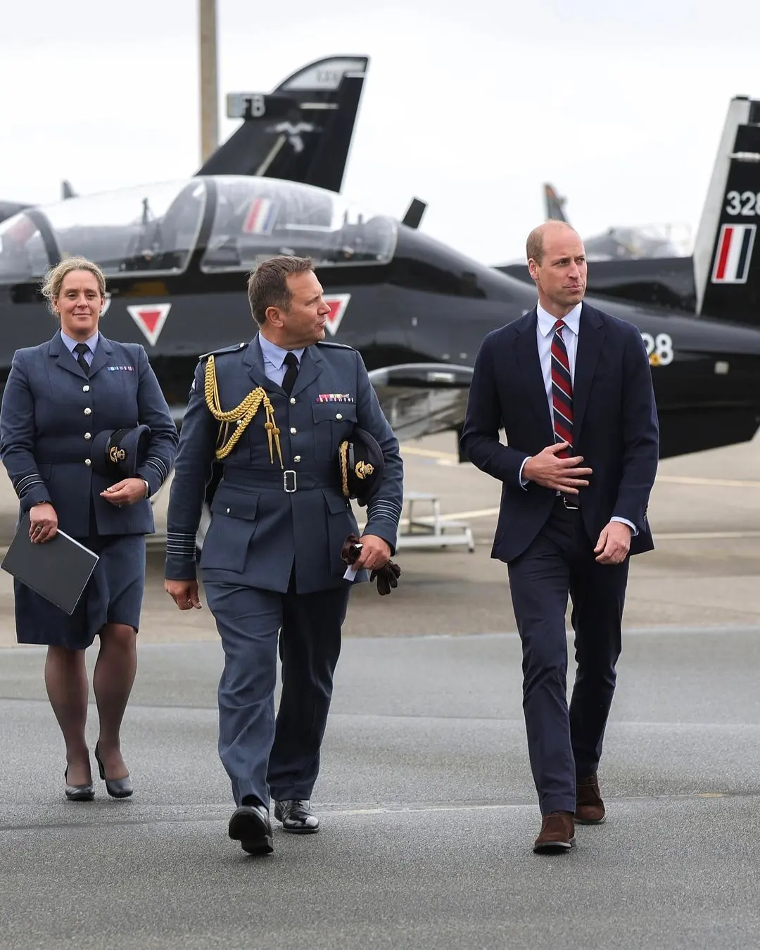 El príncipe Guillermo visitando las fuerzas reales de aviación.