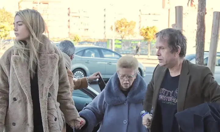 Los hijos y la nieta de Arévalo en el funeral.