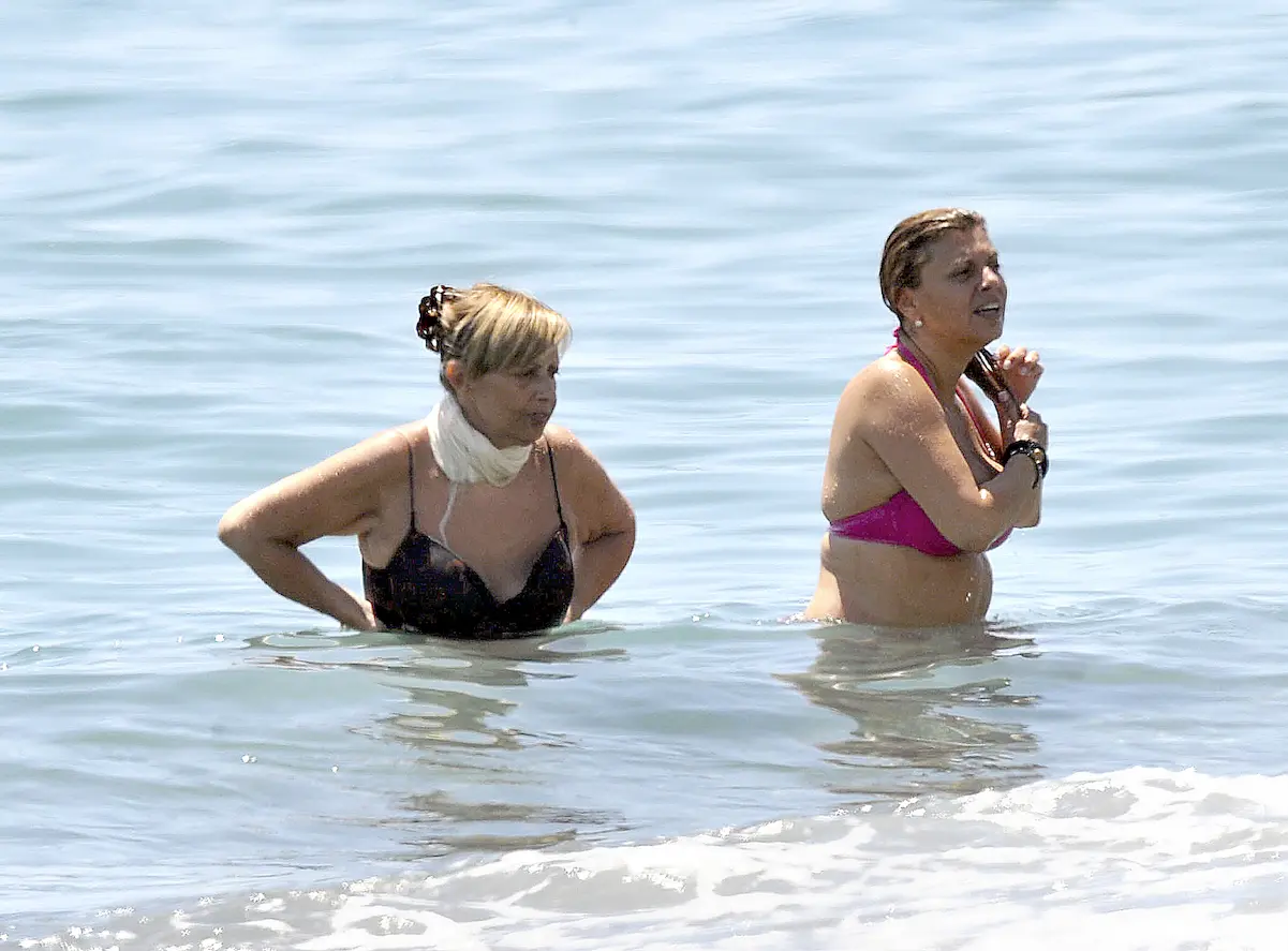 Terelu Campos y su madre en playa