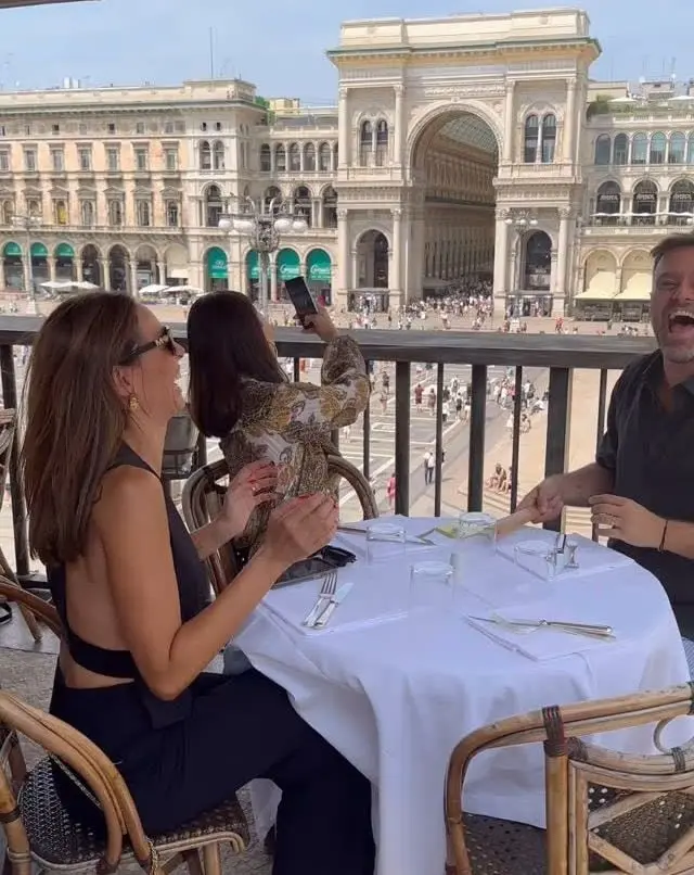 El grupo de amigos disfrutó de una espectacular comida con vistas a la galería de Victor Manuel II.