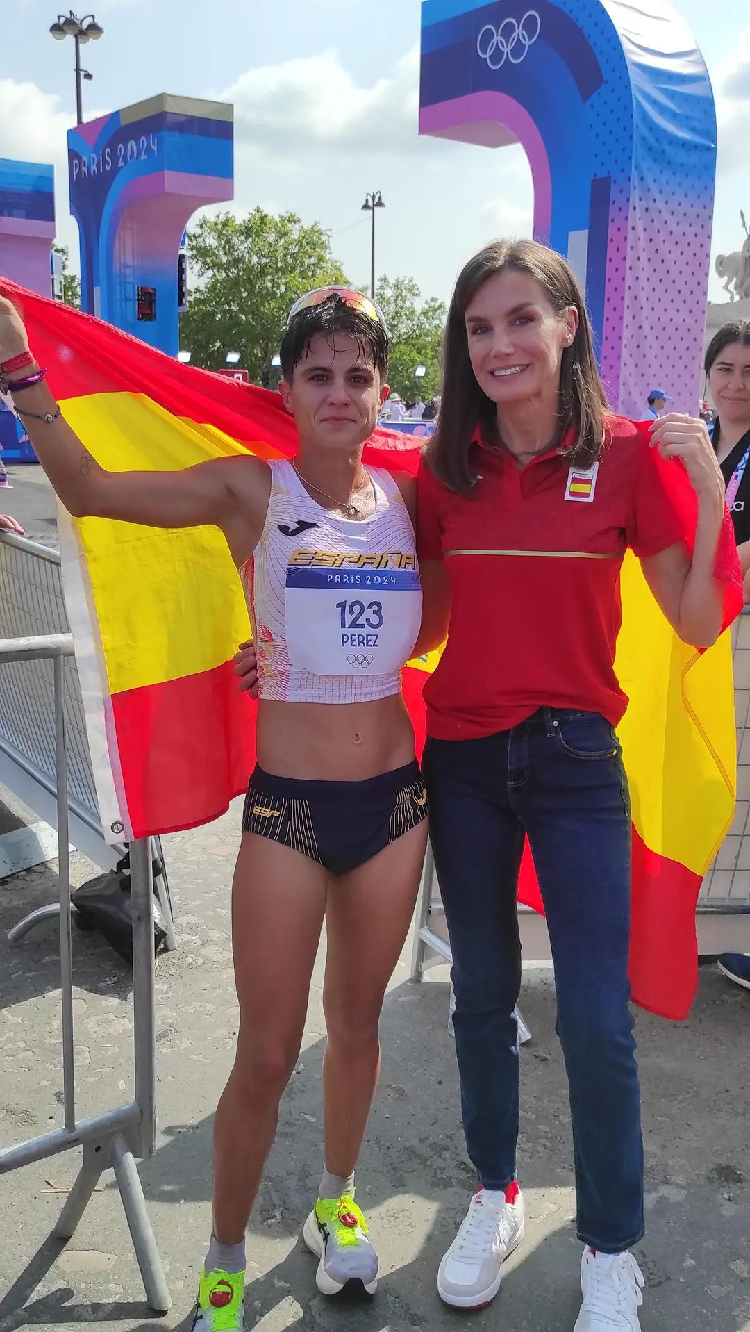 La reina Letizia con María Pérez, medalla de plata en marcha.