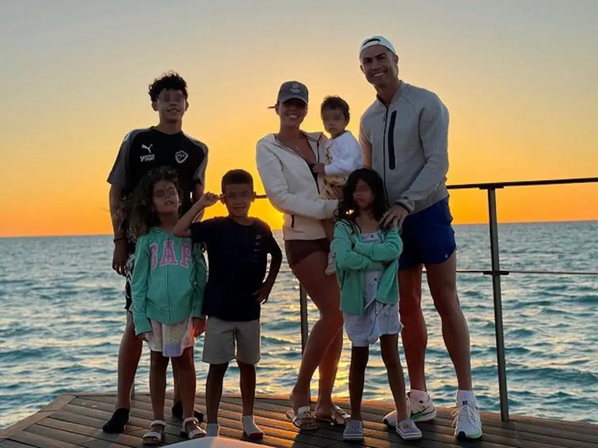 Cristiano y Georgina en Arabia con toda su familia