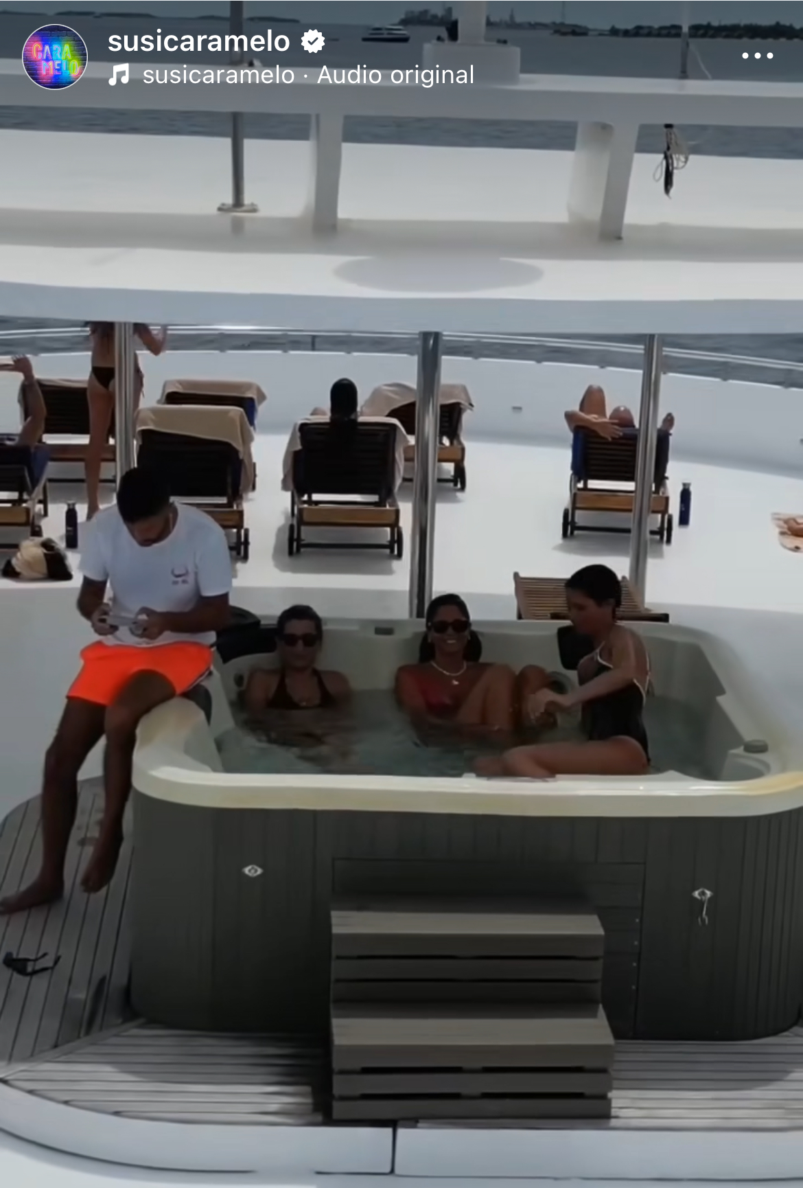 El grupo disfruta de un viaje en barco por las aguas del océano índico.