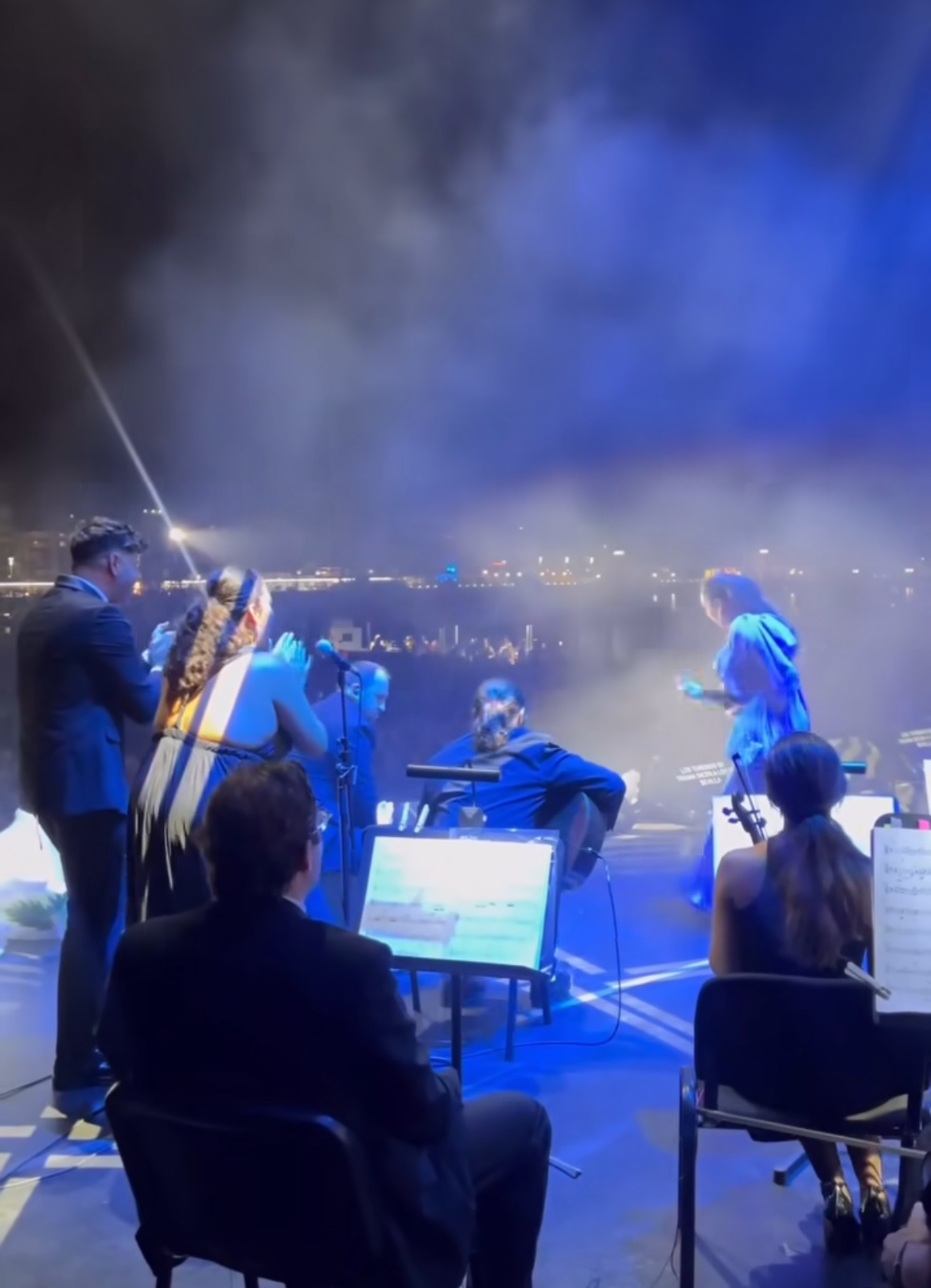 La cantante no dejó de bailar en todo el concierto.