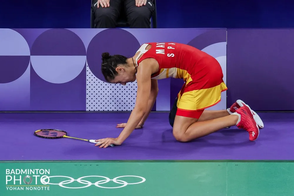 Carolina Marín rota de dolor tras la lesión. Imagen oficial compartida en redes por la Federación Española de Bádminton.