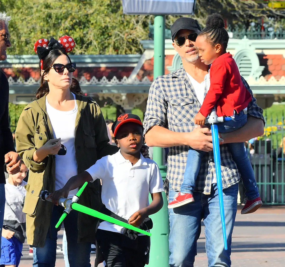 Sandra Bullock con Bryan Randall y sus hijos