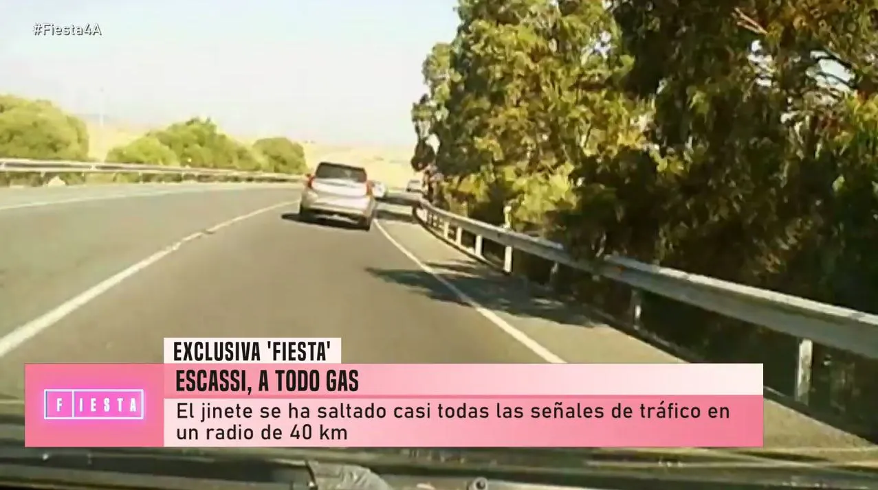 Álvaro Muñoz Escassi, en su coche y perseguido por la prensa.