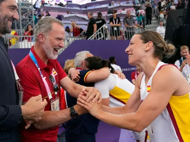 Felipe VI felicitando a una de las atletas españolas.