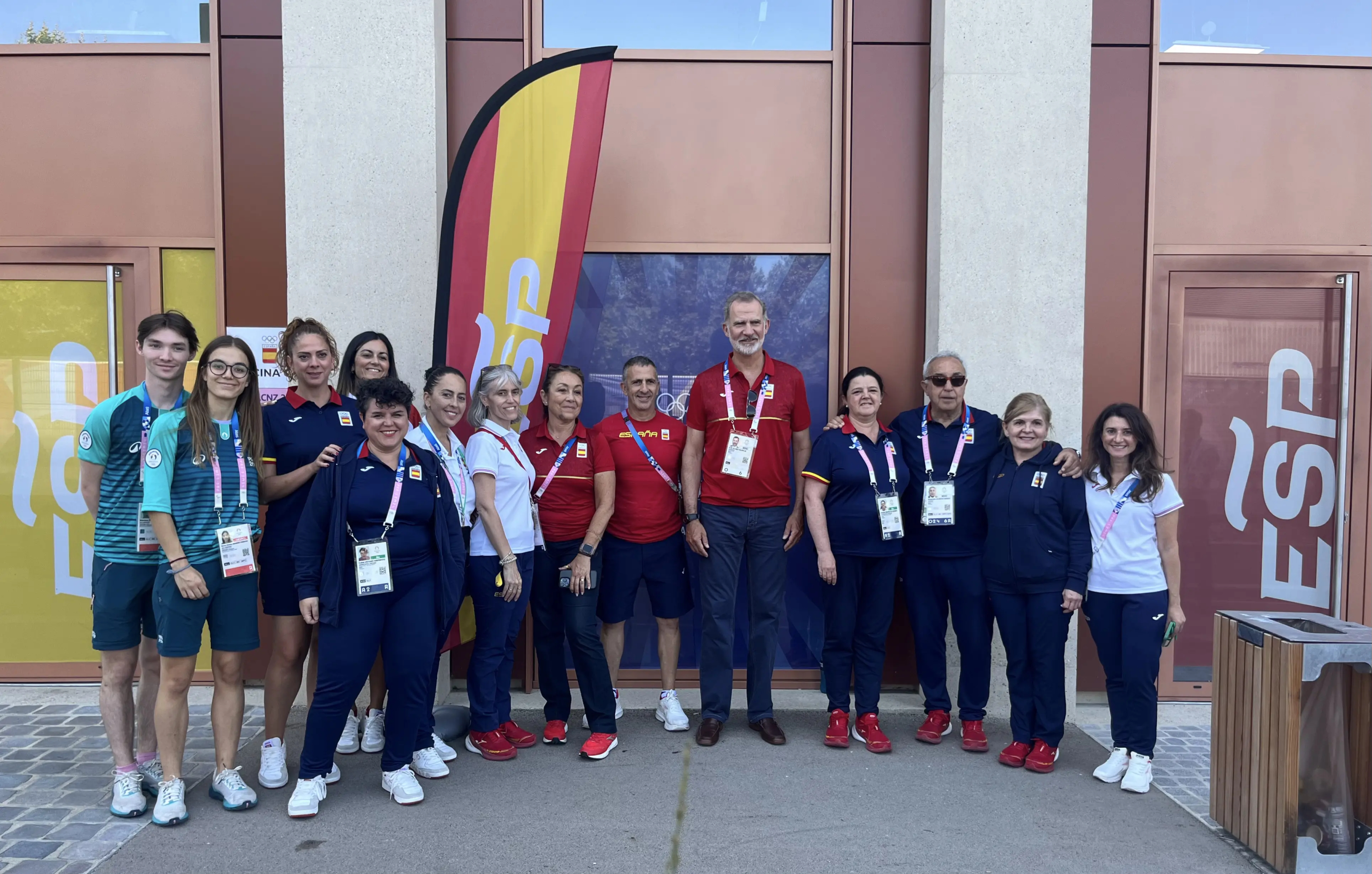 Felipe VI con trabajadores y deportistas del Equipo Olímpico español.