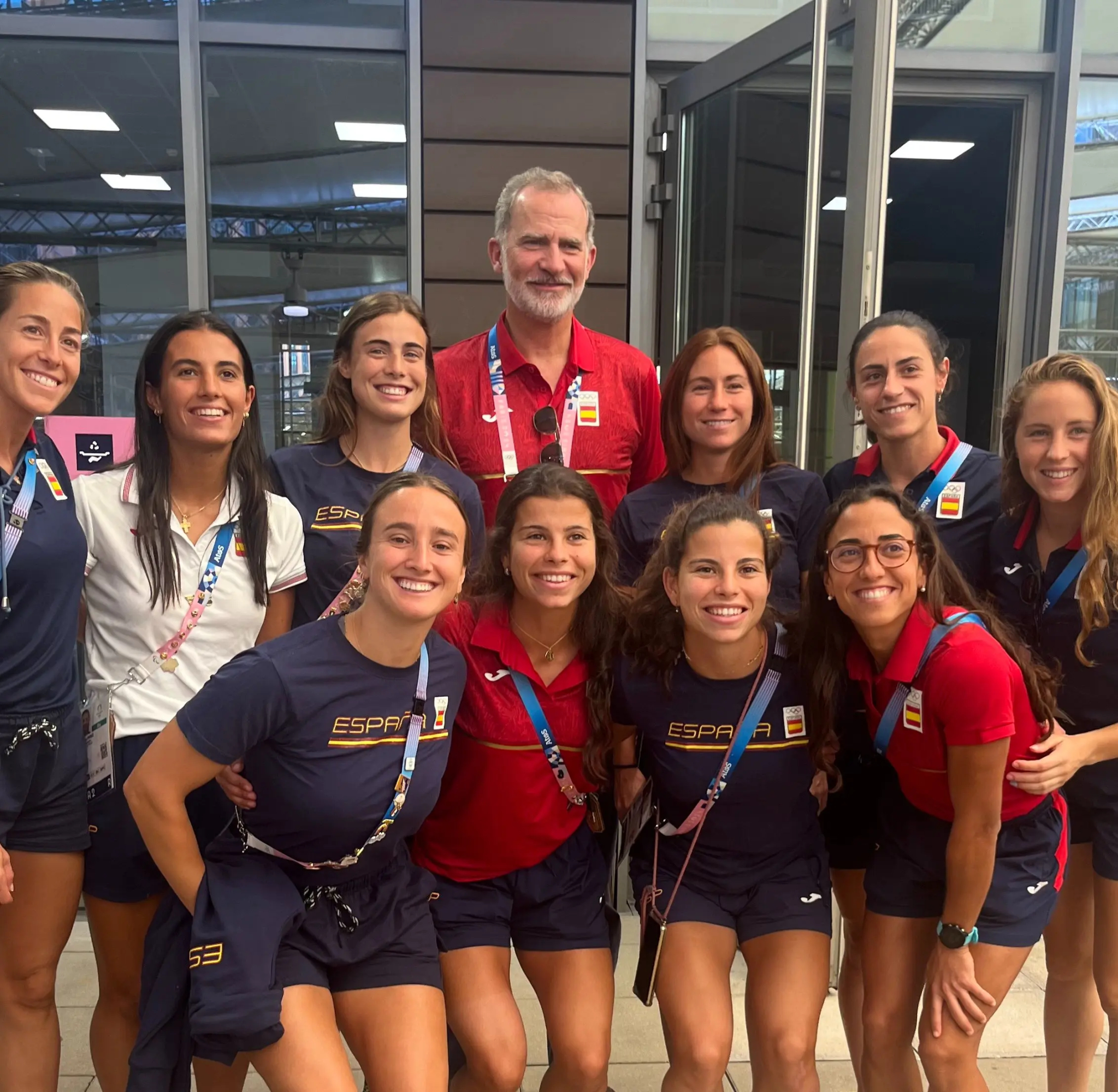 el Rey junto a algunos miembros del equipo olímpico.