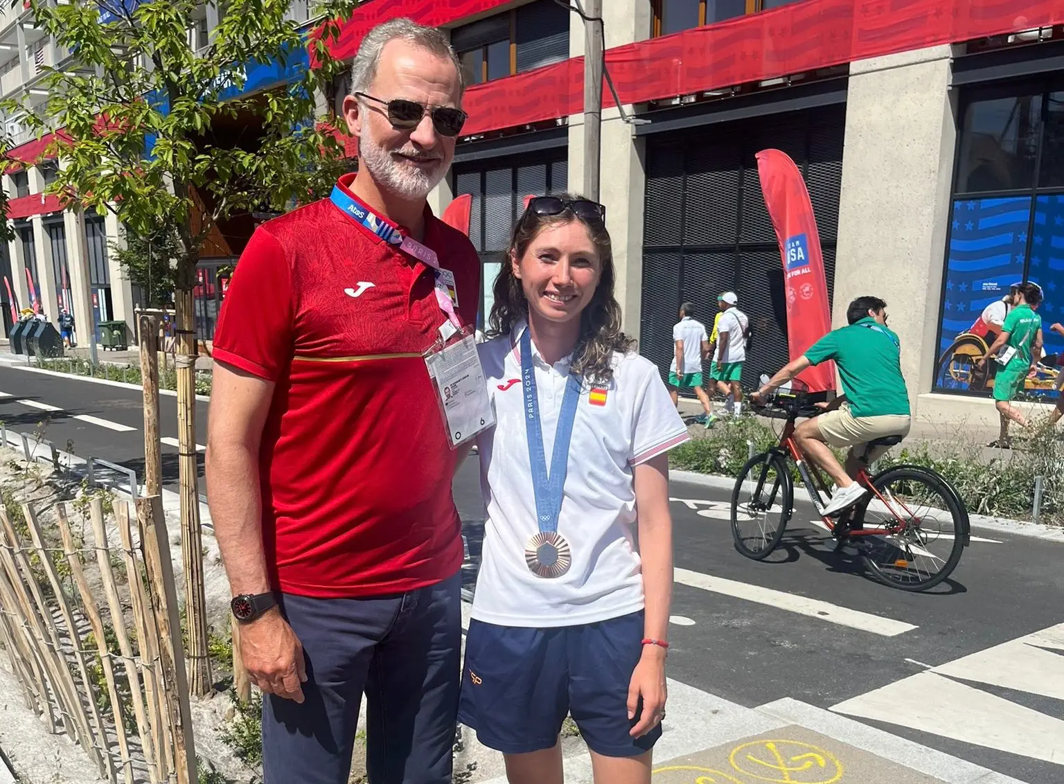 Rey junto a Cristina Bucsa, ganadora de la medalla de plata en tenis por parejas.