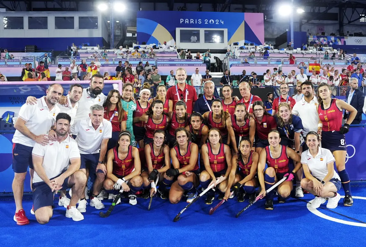 El monarca junto al equipo de hockey femenino.