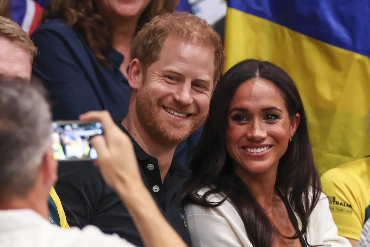 Harry y Meghan sonriendo