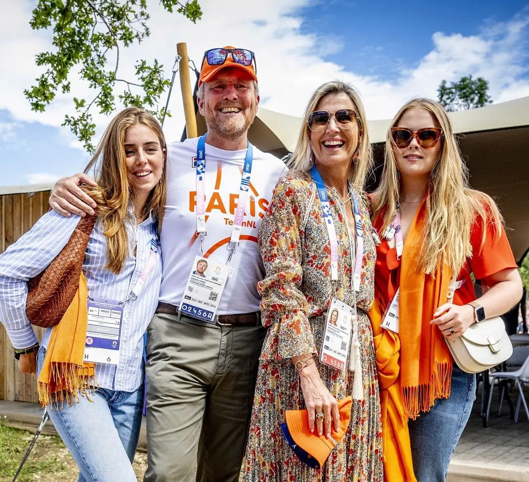 Guillermo y Máxima, reyes de Holanda, junto a sus dos hijas.