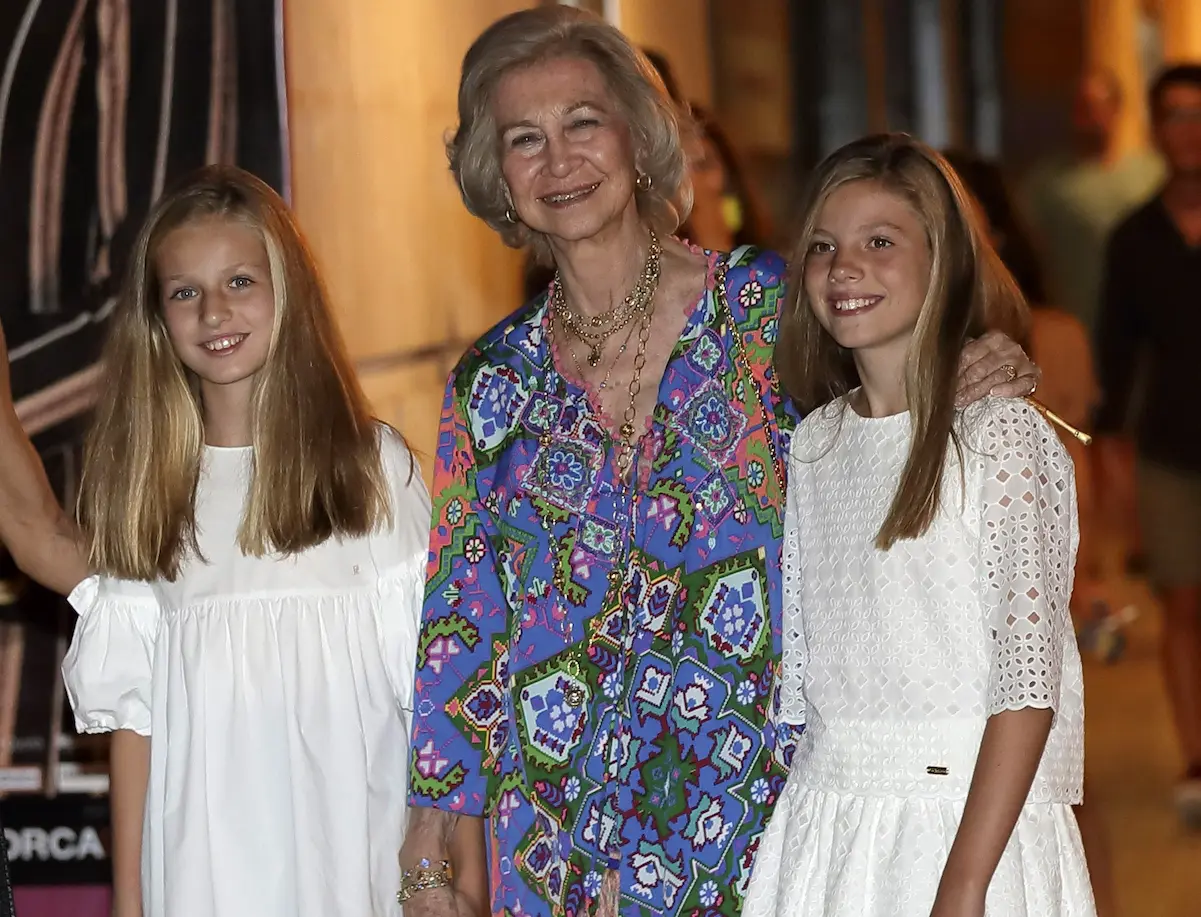 Leonor y Sofía de peqeuñas con su abuela