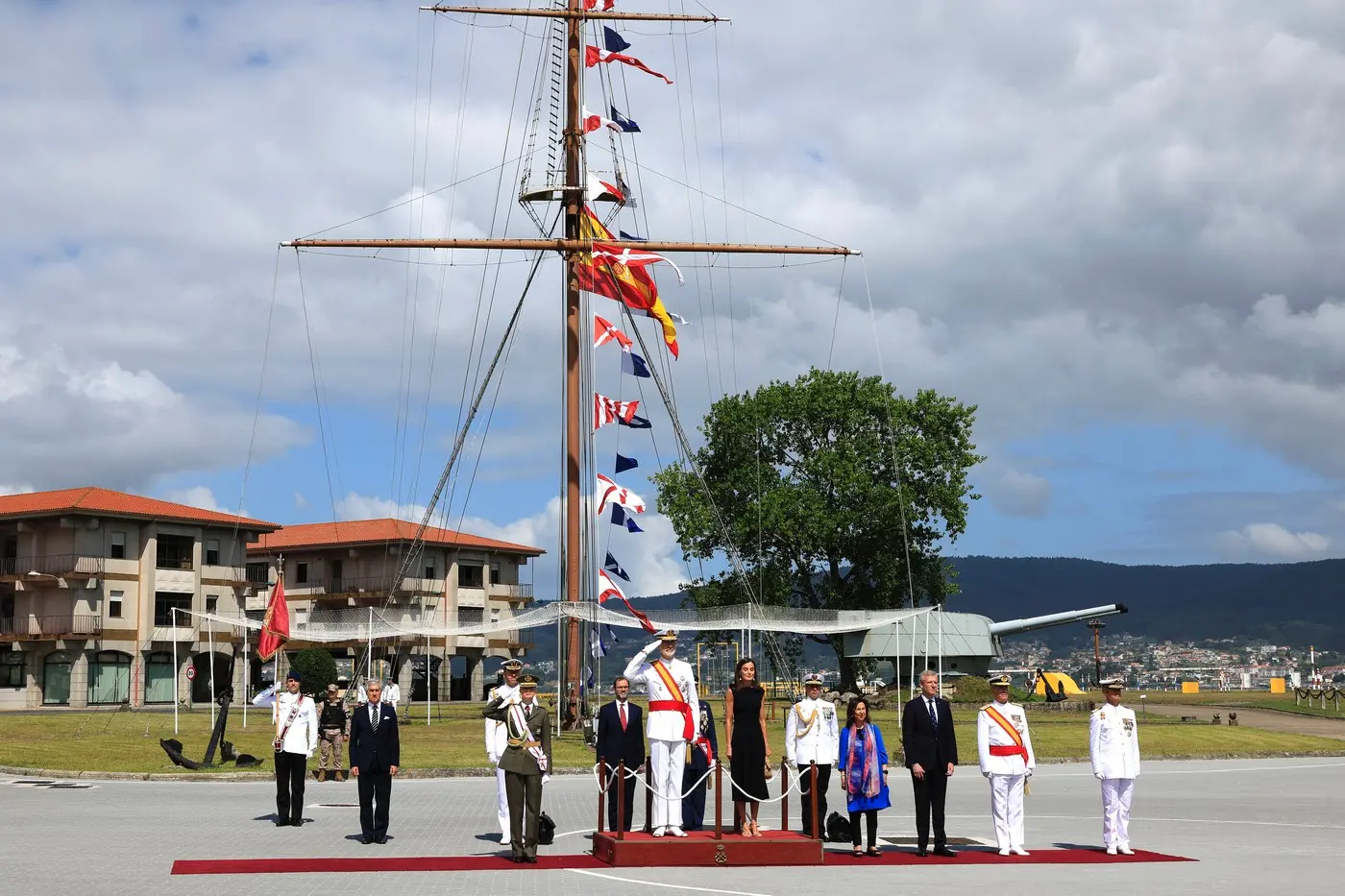 El Rey recibe Honores de Ordenanza en la Escuela Naval en Marín.