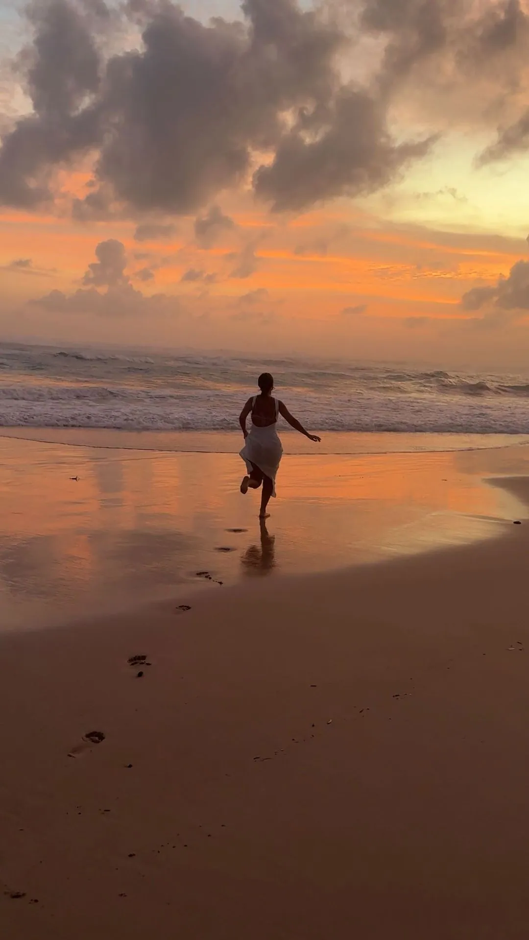 Una puesta de sol magnífica y Laura corriendo feliz por la playa.