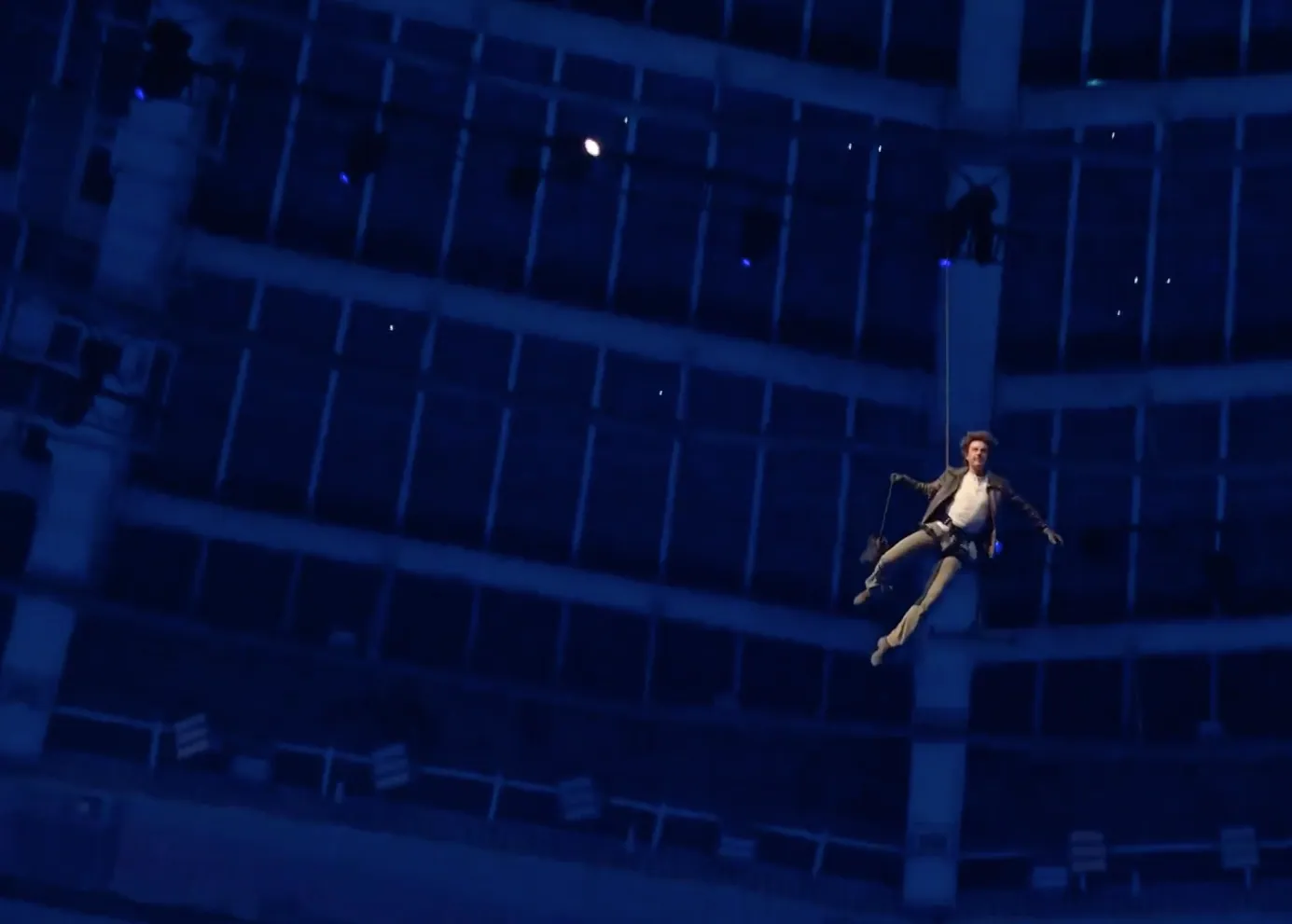 Tom Cruise saltando desde el techo del estadio.