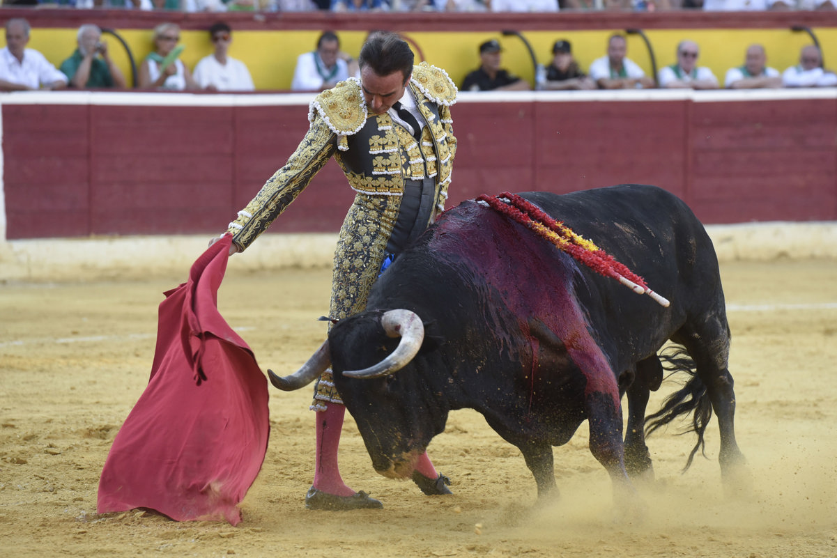 Enrique Ponce, ayer, toreando en Huesca.