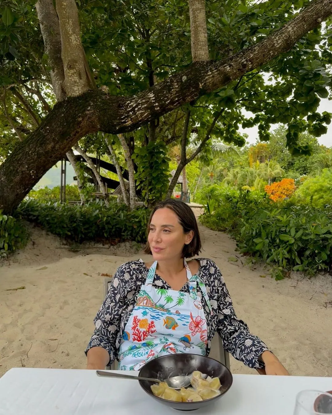 Tamara Falcó disfrutando de la comida que ha preparado junto a su marido.