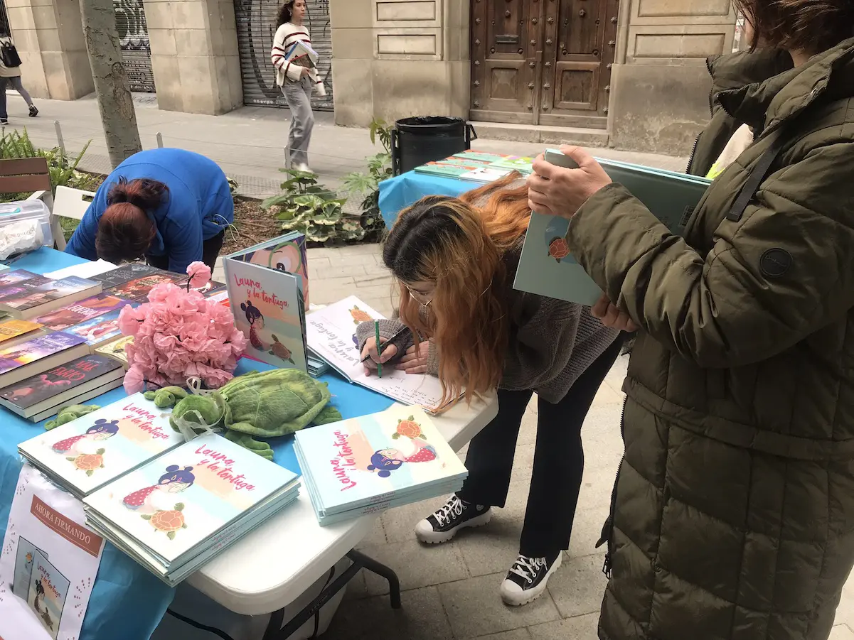 Hija de Carmen Ledesma firmando libros