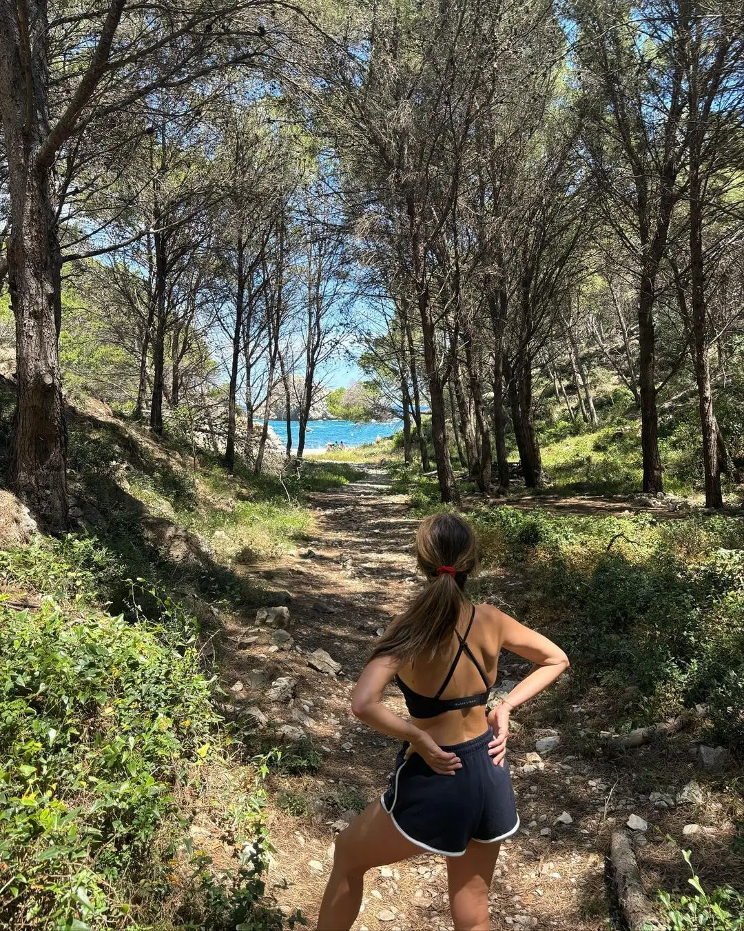 María suele practicar mucho deporte y andar para encontrar una buena cala suele ser una de sus actividades favoritas en vacaciones.